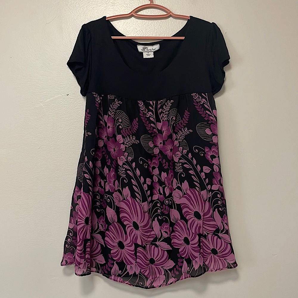 Pretty shirt. Long 27” length. Looks good with leggings. Size medium